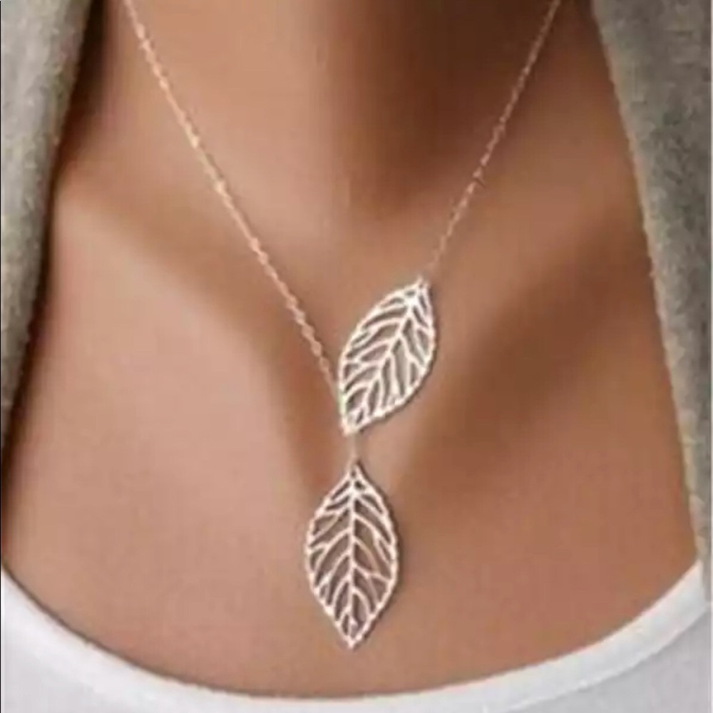Leaf Shaped Silver Color Necklace - Picture 1 of 4